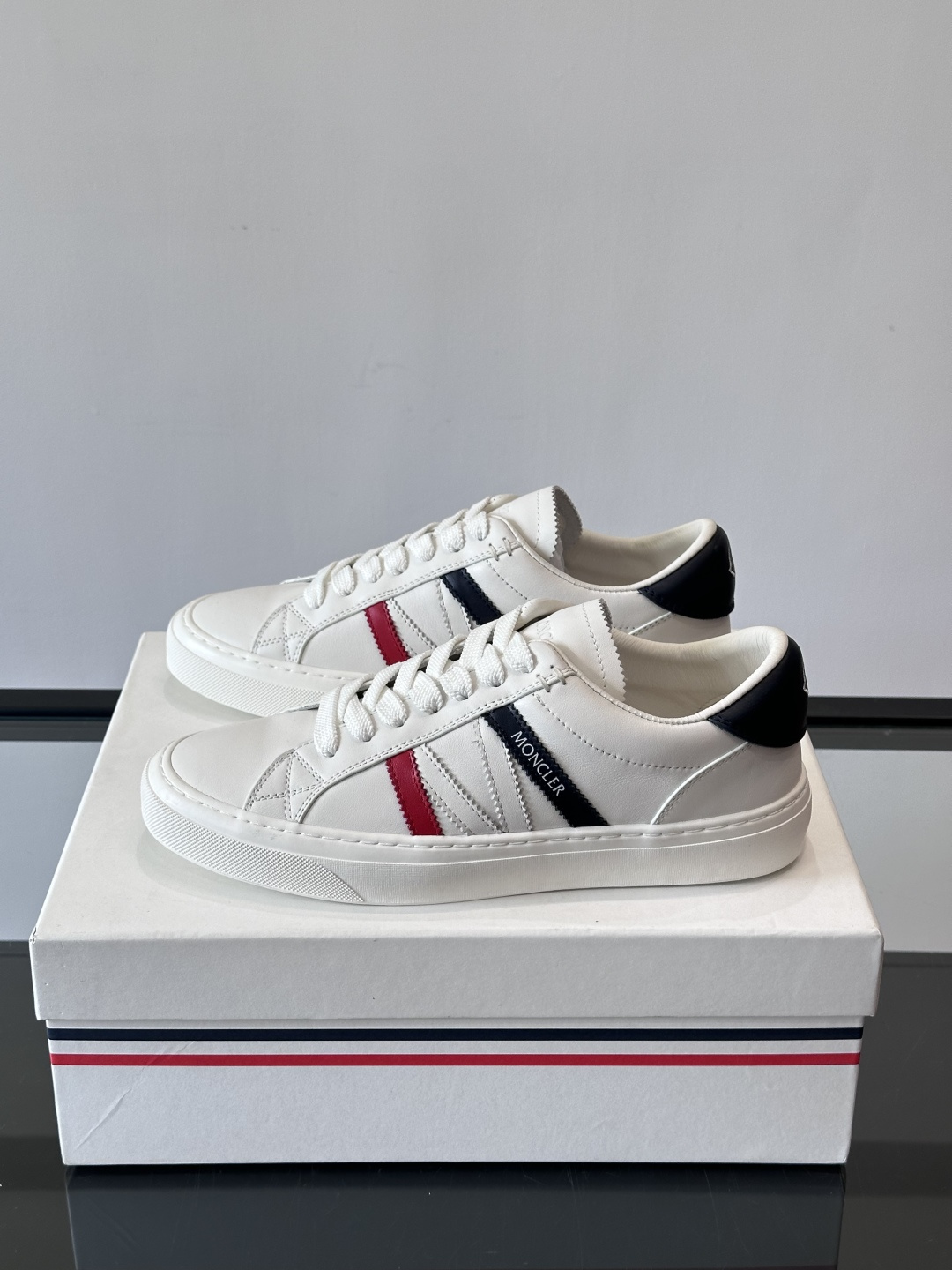 Moncler经典男士休闲鞋，皮革+多色条纹，简约又有辨识度！鞋侧Moncler标志，低调奢华子。橡胶鞋