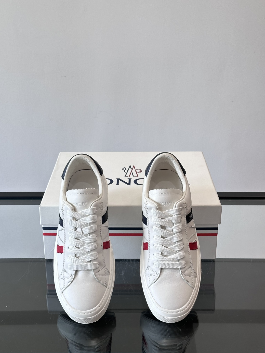 Moncler经典男士休闲鞋，皮革+多色条纹，简约又有辨识度！鞋侧Moncler标志，低调奢华子。橡胶鞋