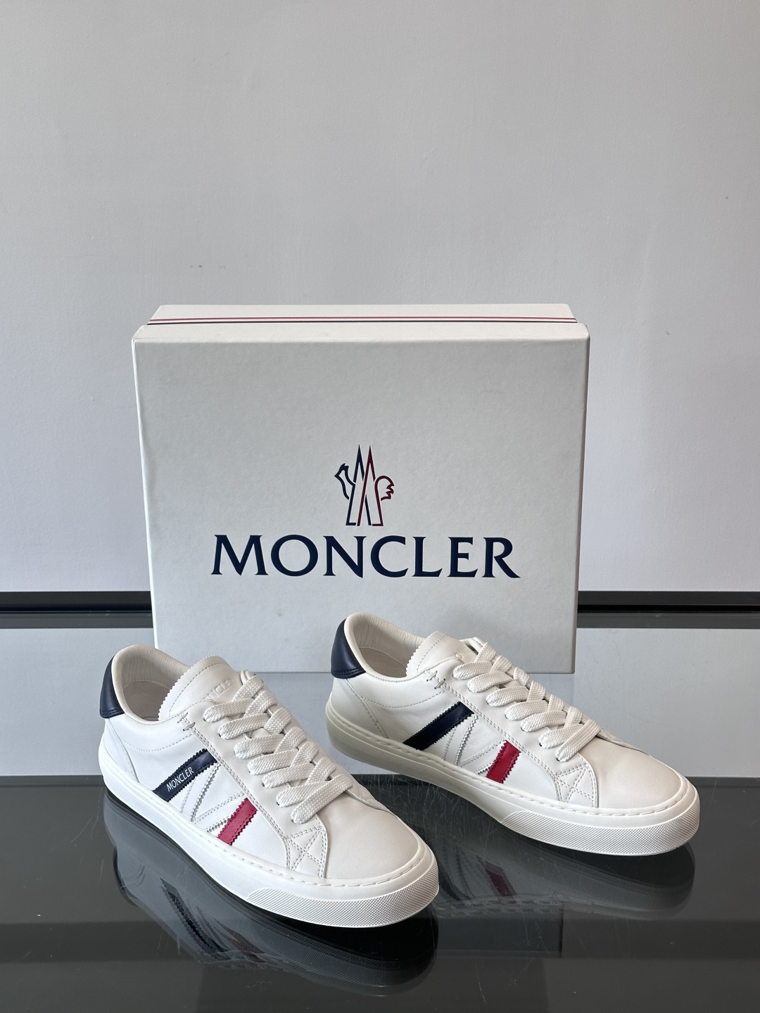 Moncler经典男士休闲鞋，皮革+多色条纹，简约又有辨识度！鞋侧Moncler标志，低调奢华子。橡胶鞋