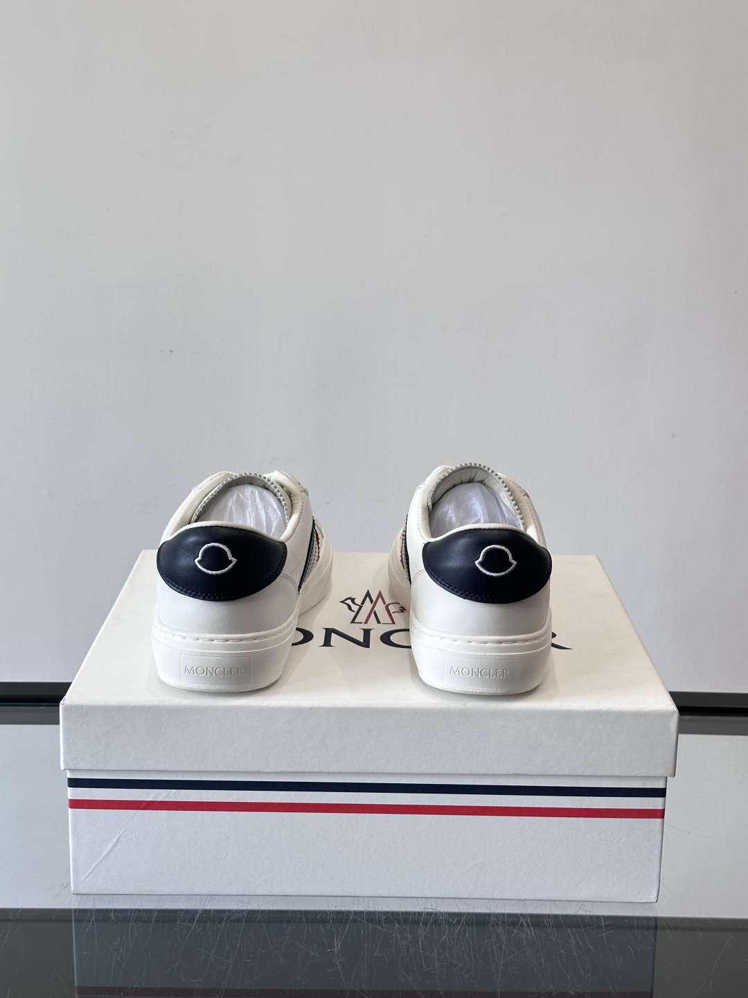 Moncler经典男士休闲鞋，皮革+多色条纹，简约又有辨识度！鞋侧Moncler标志，低调奢华子。橡胶鞋