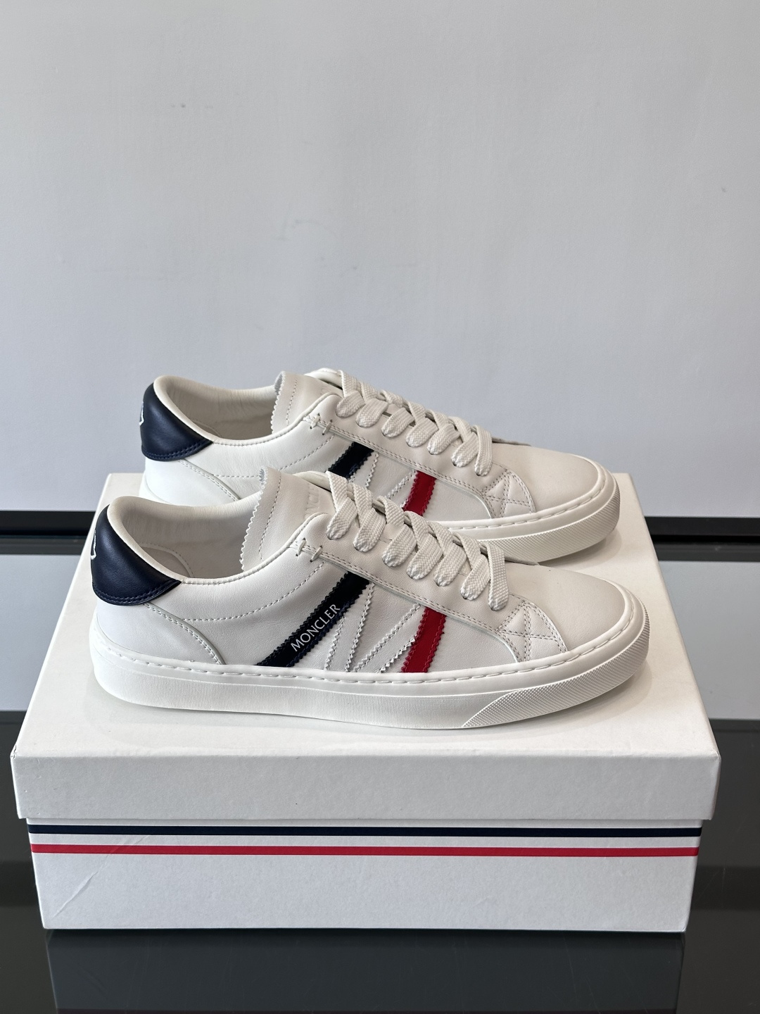 Moncler经典男士休闲鞋，皮革+多色条纹，简约又有辨识度！鞋侧Moncler标志，低调奢华子。橡胶鞋