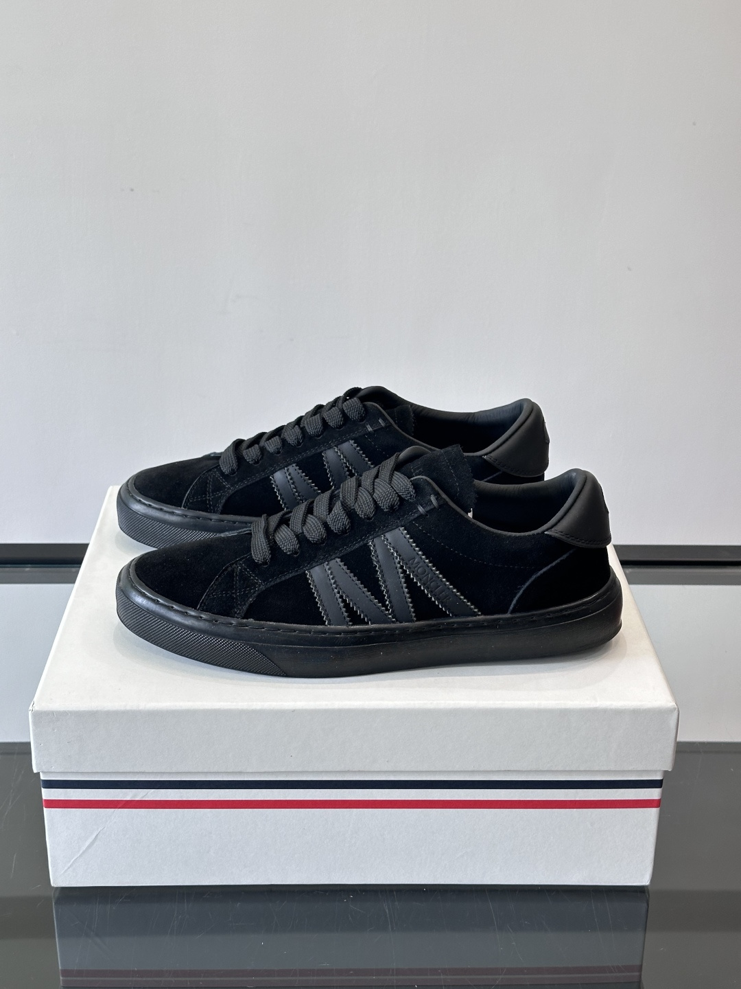 Moncler经典男士休闲鞋，皮革+多色条纹，简约又有辨识度！鞋侧Moncler标志，低调奢华子。橡胶鞋