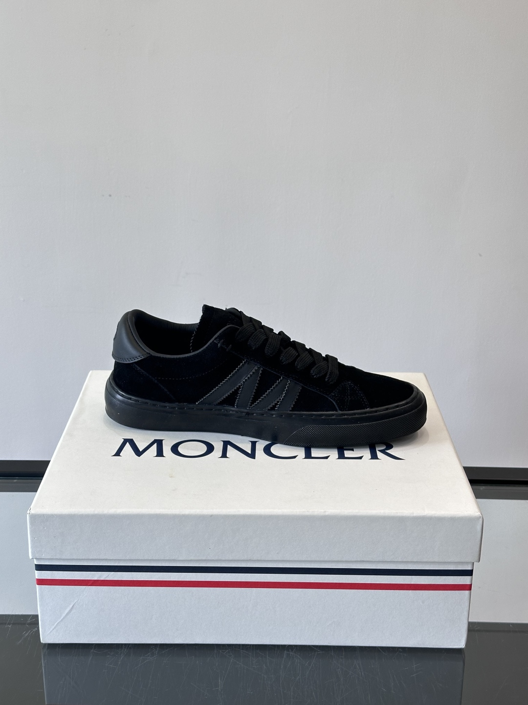 Moncler经典男士休闲鞋，皮革+多色条纹，简约又有辨识度！鞋侧Moncler标志，低调奢华子。橡胶鞋