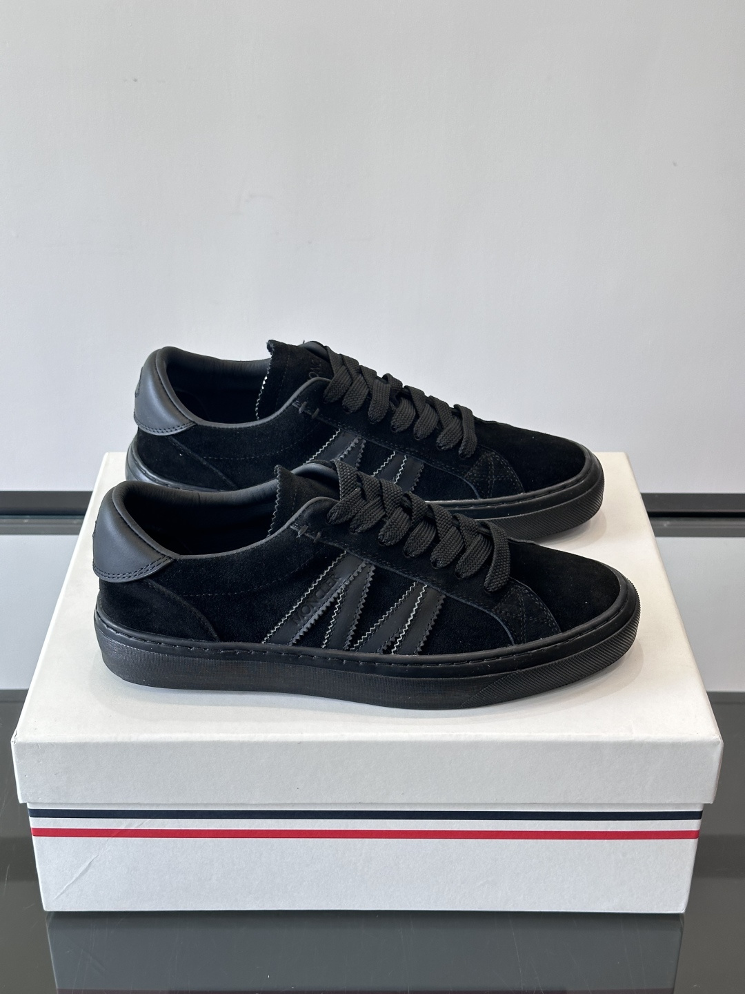 Moncler经典男士休闲鞋，皮革+多色条纹，简约又有辨识度！鞋侧Moncler标志，低调奢华子。橡胶鞋