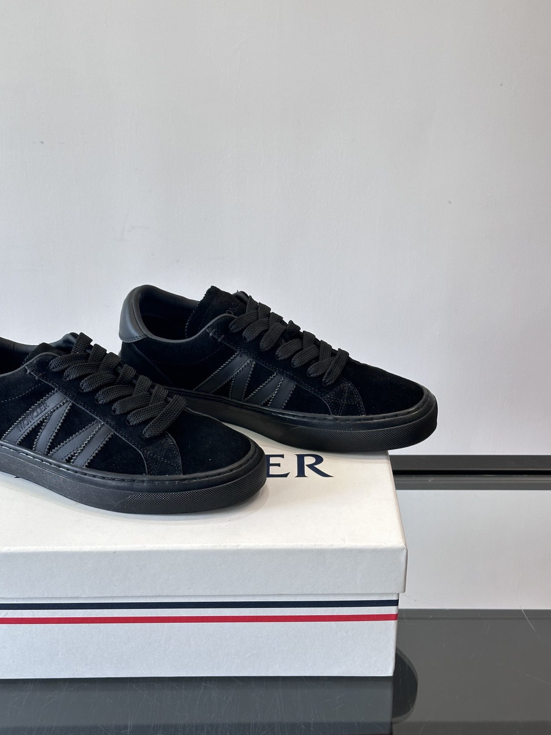 Moncler经典男士休闲鞋，皮革+多色条纹，简约又有辨识度！鞋侧Moncler标志，低调奢华子。橡胶鞋