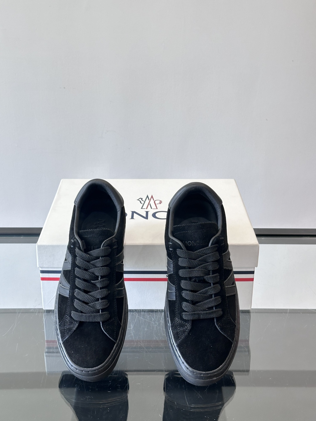 Moncler经典男士休闲鞋，皮革+多色条纹，简约又有辨识度！鞋侧Moncler标志，低调奢华子。橡胶鞋