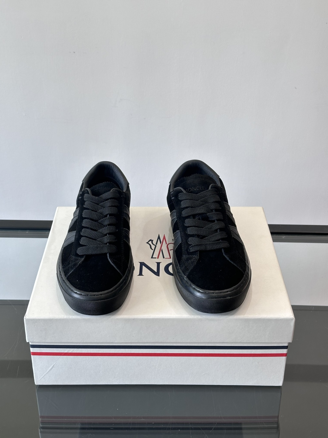 Moncler经典男士休闲鞋，皮革+多色条纹，简约又有辨识度！鞋侧Moncler标志，低调奢华子。橡胶鞋