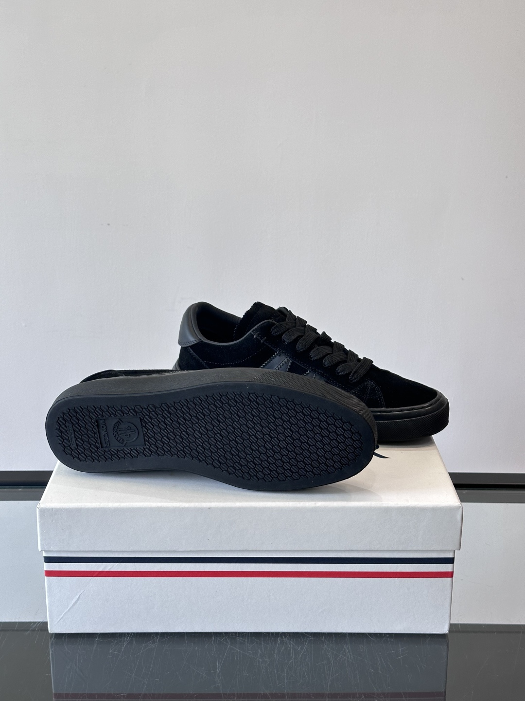 Moncler经典男士休闲鞋，皮革+多色条纹，简约又有辨识度！鞋侧Moncler标志，低调奢华子。橡胶鞋