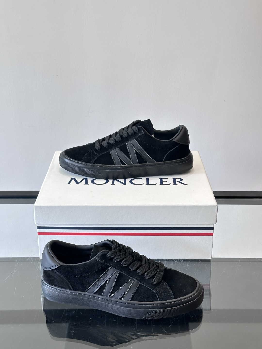 Moncler经典男士休闲鞋，皮革+多色条纹，简约又有辨识度！鞋侧Moncler标志，低调奢华子。橡胶鞋