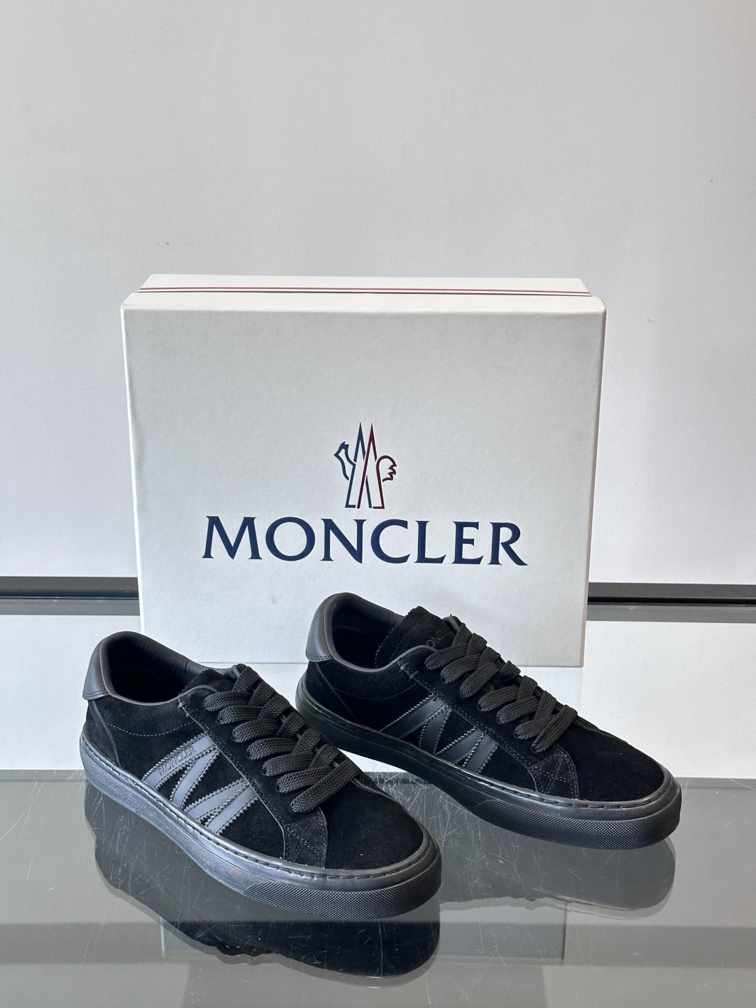 Moncler经典男士休闲鞋，皮革+多色条纹，简约又有辨识度！鞋侧Moncler标志，低调奢华子。橡胶鞋