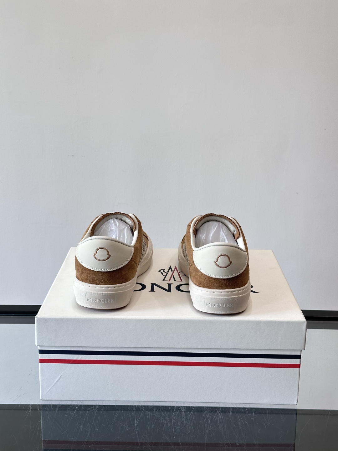 Moncler经典男士休闲鞋，皮革+多色条纹，简约又有辨识度！鞋侧Moncler标志，低调奢华子。橡胶鞋