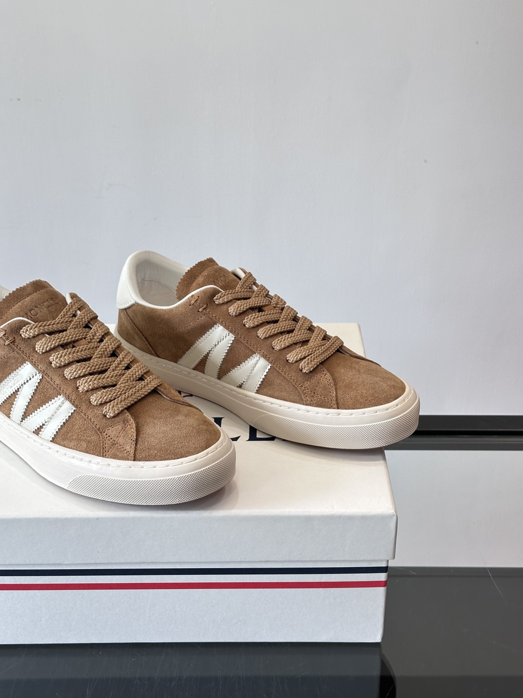 Moncler经典男士休闲鞋，皮革+多色条纹，简约又有辨识度！鞋侧Moncler标志，低调奢华子。橡胶鞋