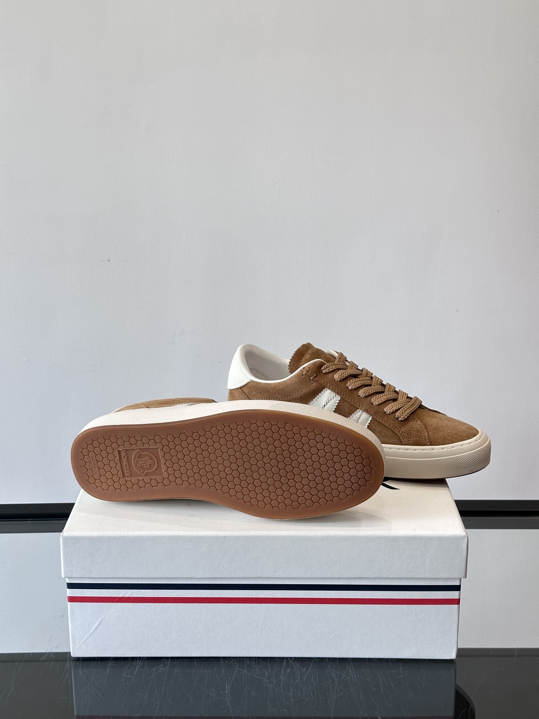 Moncler经典男士休闲鞋，皮革+多色条纹，简约又有辨识度！鞋侧Moncler标志，低调奢华子。橡胶鞋