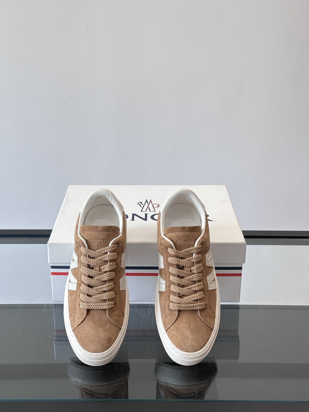 Moncler经典男士休闲鞋，皮革+多色条纹，简约又有辨识度！鞋侧Moncler标志，低调奢华子。橡胶鞋