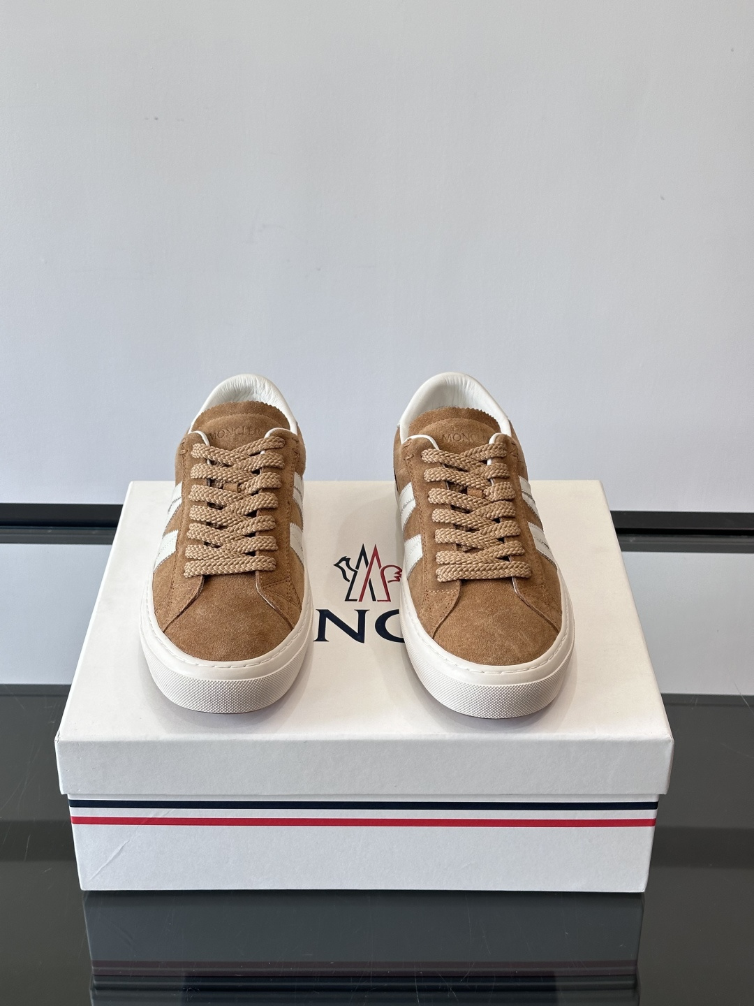 Moncler经典男士休闲鞋，皮革+多色条纹，简约又有辨识度！鞋侧Moncler标志，低调奢华子。橡胶鞋