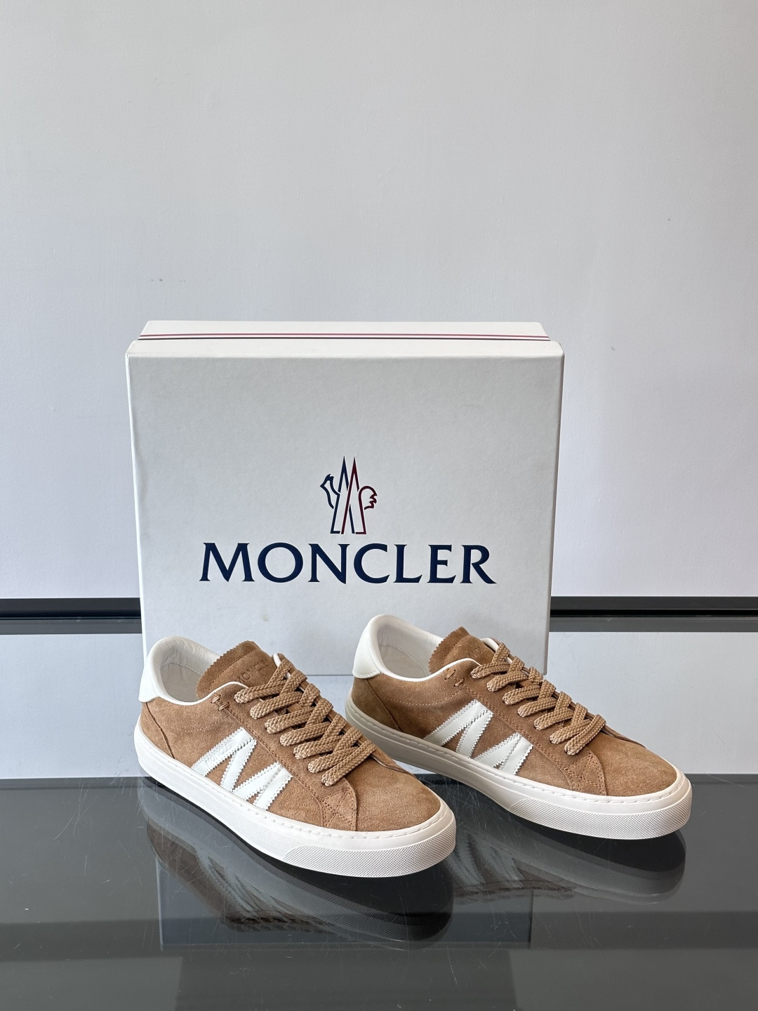 Moncler经典男士休闲鞋，皮革+多色条纹，简约又有辨识度！鞋侧Moncler标志，低调奢华子。橡胶鞋