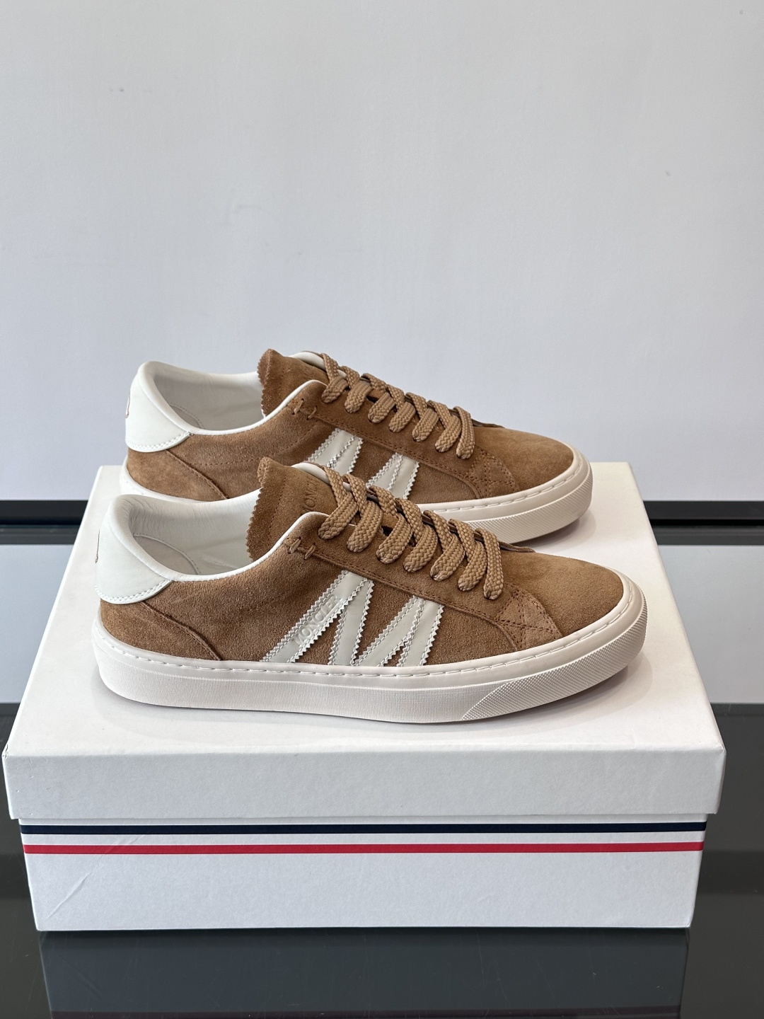 Moncler经典男士休闲鞋，皮革+多色条纹，简约又有辨识度！鞋侧Moncler标志，低调奢华子。橡胶鞋