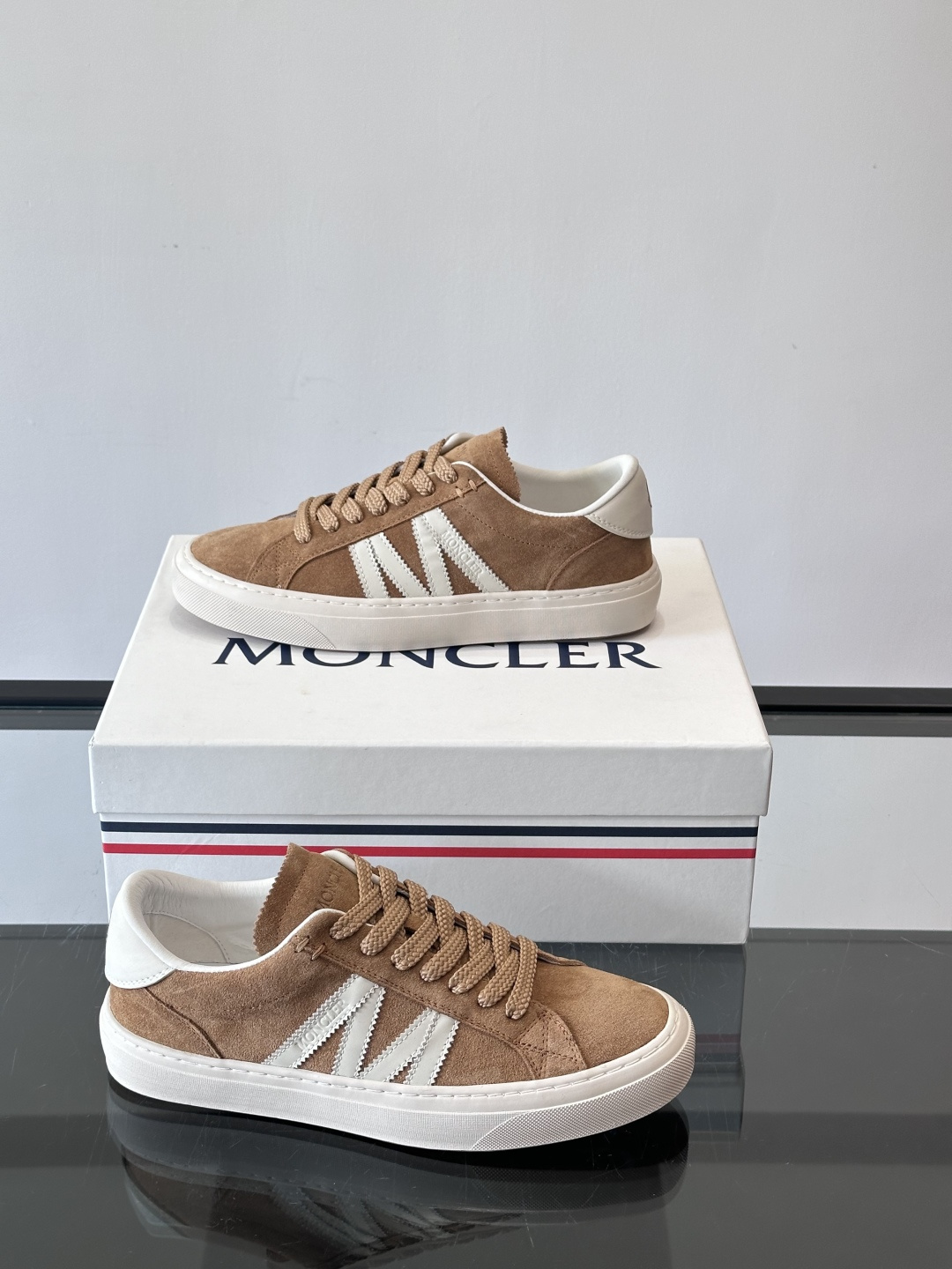 Moncler经典男士休闲鞋，皮革+多色条纹，简约又有辨识度！鞋侧Moncler标志，低调奢华子。橡胶鞋