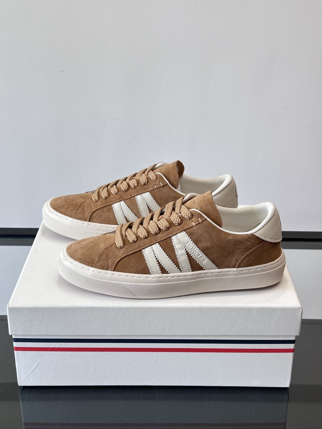 Moncler经典男士休闲鞋，皮革+多色条纹，简约又有辨识度！鞋侧Moncler标志，低调奢华子。橡胶鞋