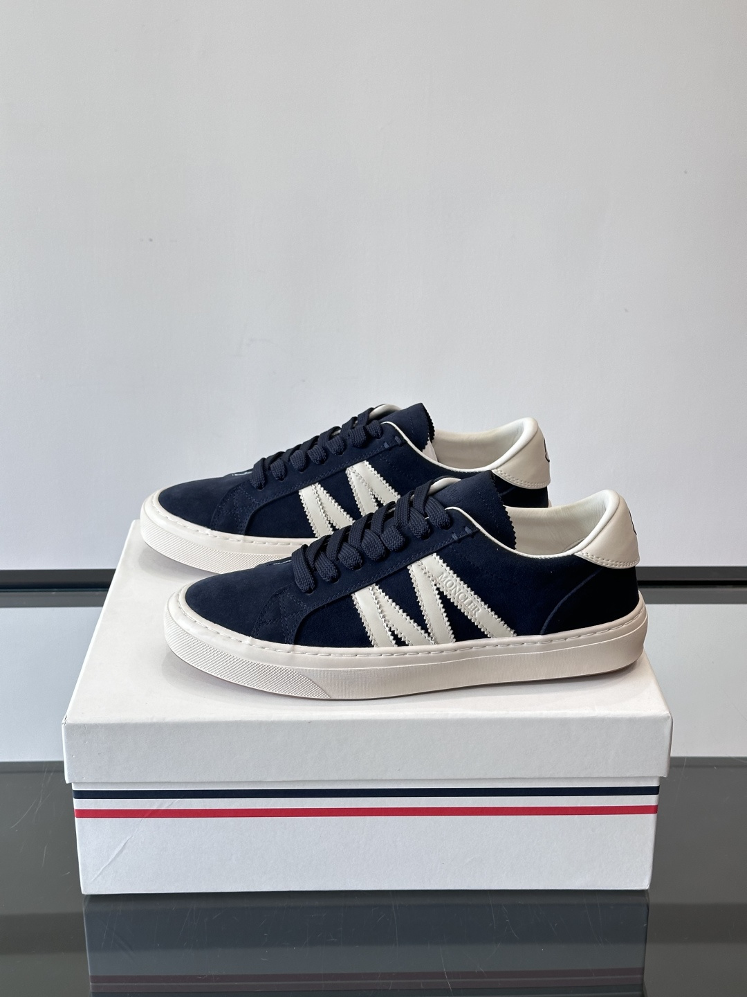 Moncler经典男士休闲鞋，皮革+多色条纹，简约又有辨识度！鞋侧Moncler标志，低调奢华子。橡胶鞋