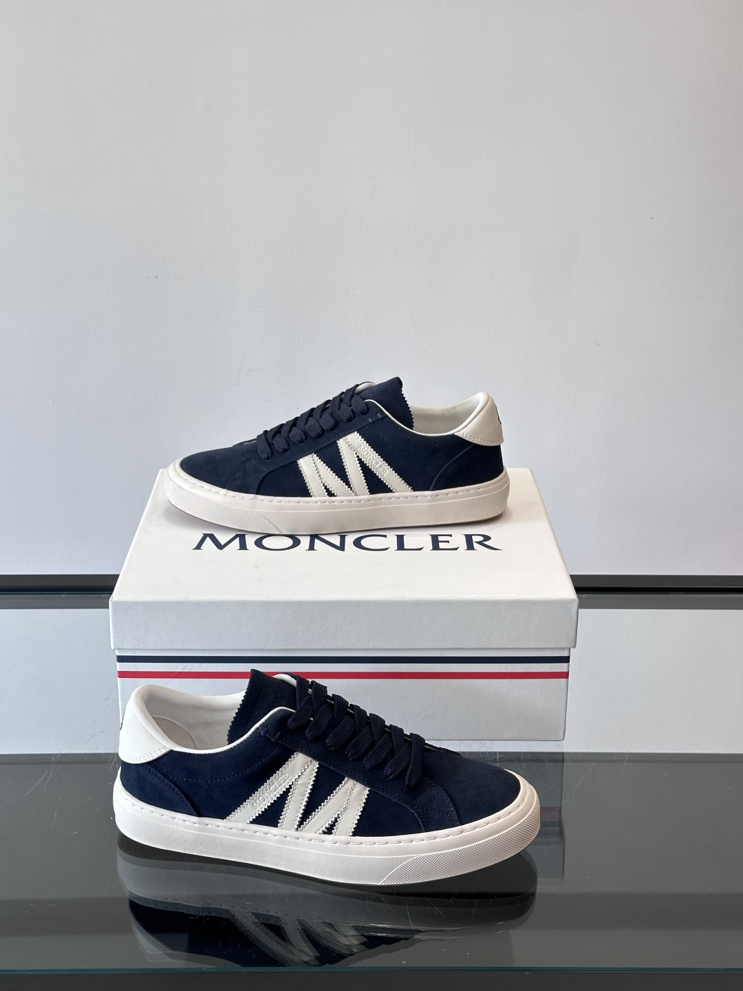 Moncler经典男士休闲鞋，皮革+多色条纹，简约又有辨识度！鞋侧Moncler标志，低调奢华子。橡胶鞋