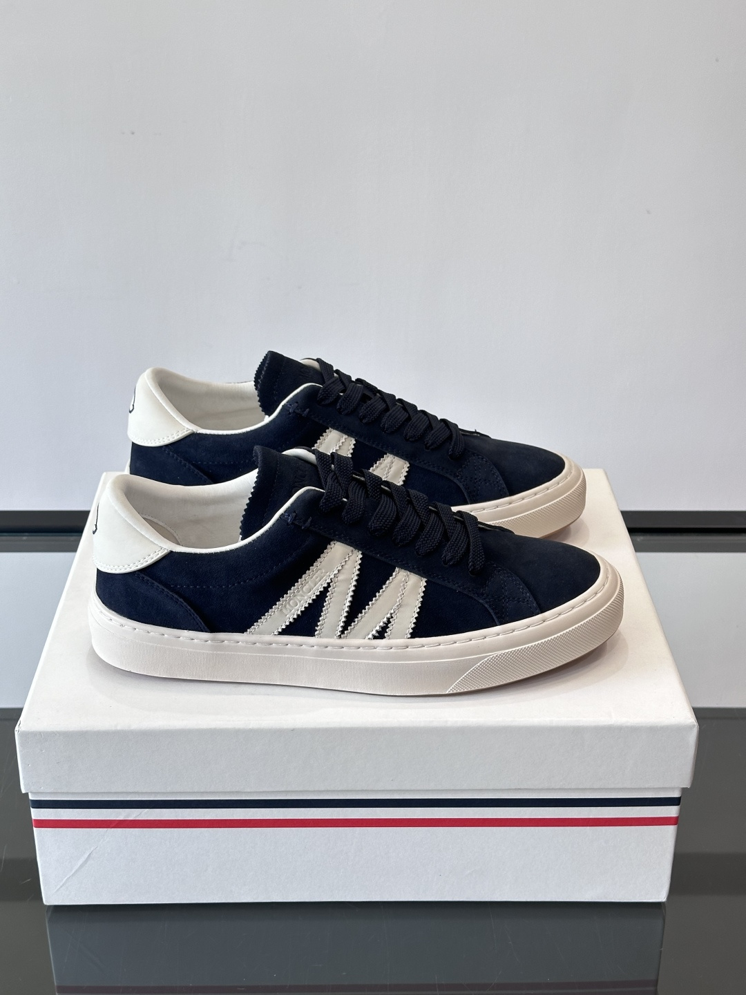 Moncler经典男士休闲鞋，皮革+多色条纹，简约又有辨识度！鞋侧Moncler标志，低调奢华子。橡胶鞋