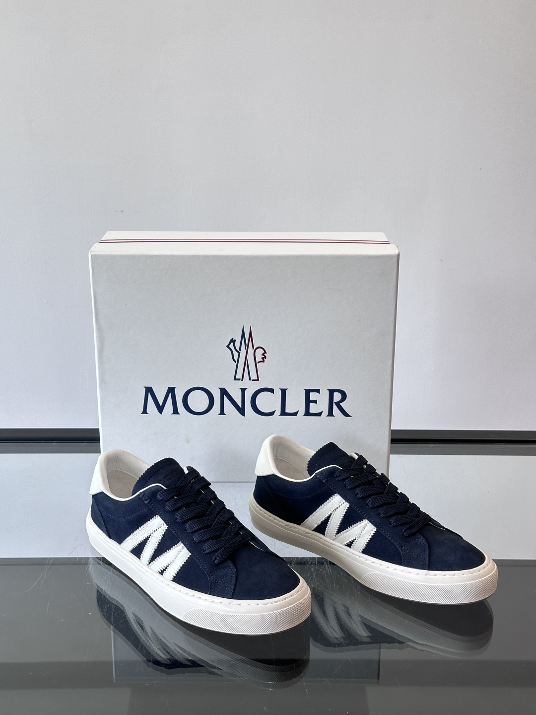Moncler经典男士休闲鞋，皮革+多色条纹，简约又有辨识度！鞋侧Moncler标志，低调奢华子。橡胶鞋