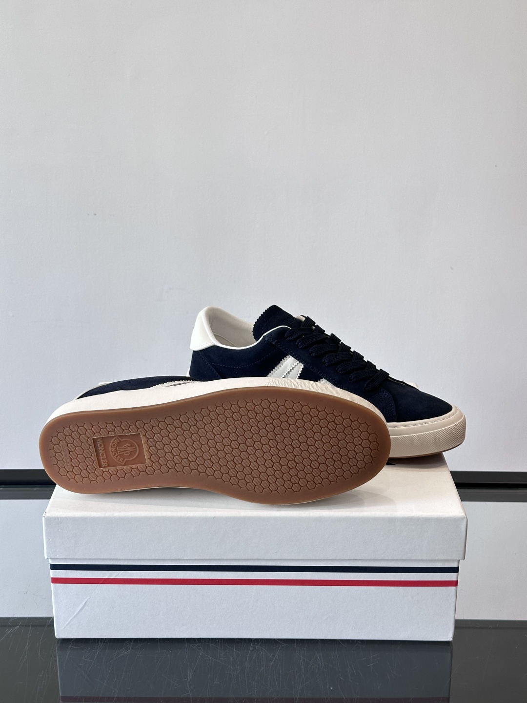 Moncler经典男士休闲鞋，皮革+多色条纹，简约又有辨识度！鞋侧Moncler标志，低调奢华子。橡胶鞋