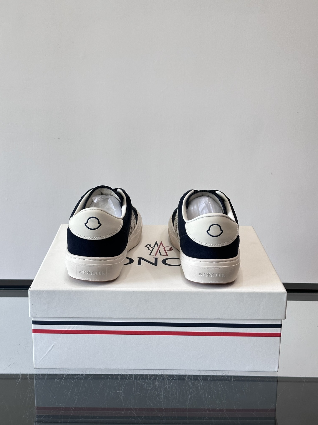 Moncler经典男士休闲鞋，皮革+多色条纹，简约又有辨识度！鞋侧Moncler标志，低调奢华子。橡胶鞋