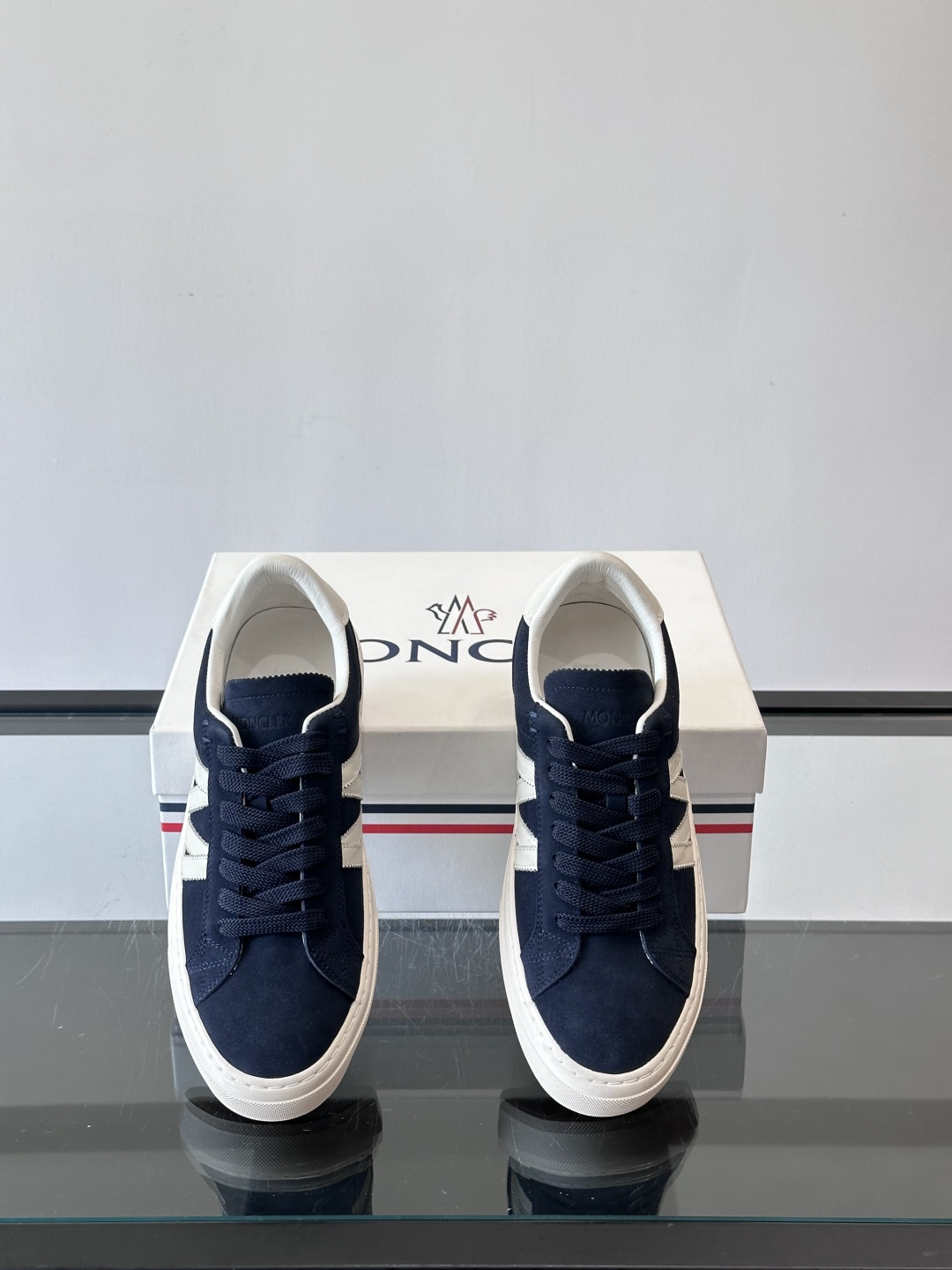 Moncler经典男士休闲鞋，皮革+多色条纹，简约又有辨识度！鞋侧Moncler标志，低调奢华子。橡胶鞋