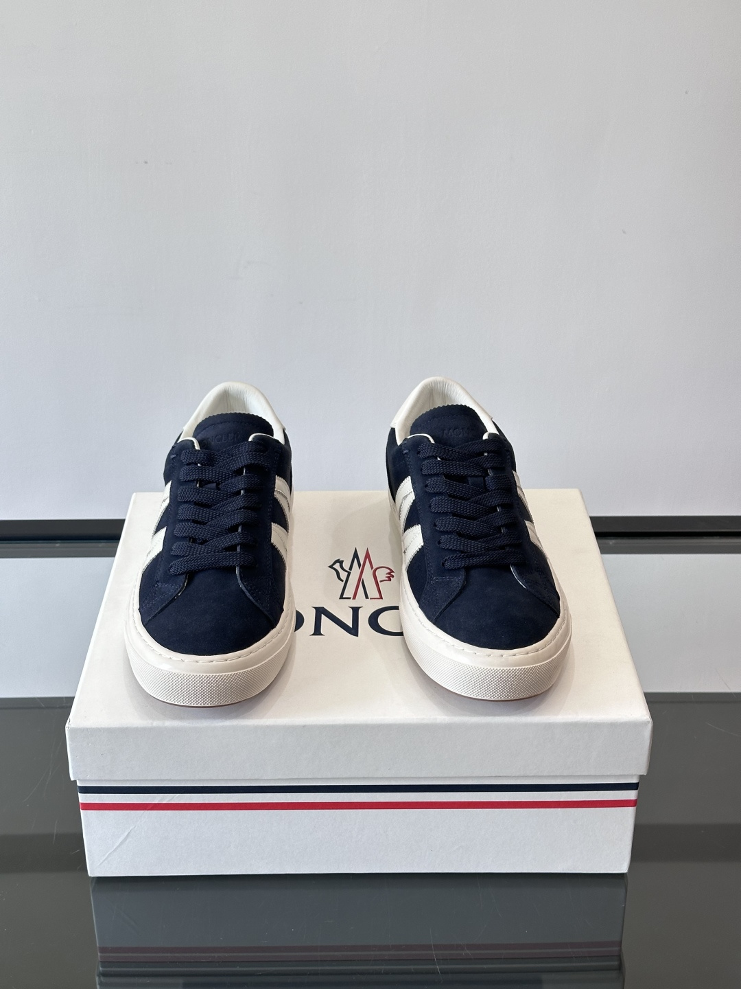 Moncler经典男士休闲鞋，皮革+多色条纹，简约又有辨识度！鞋侧Moncler标志，低调奢华子。橡胶鞋