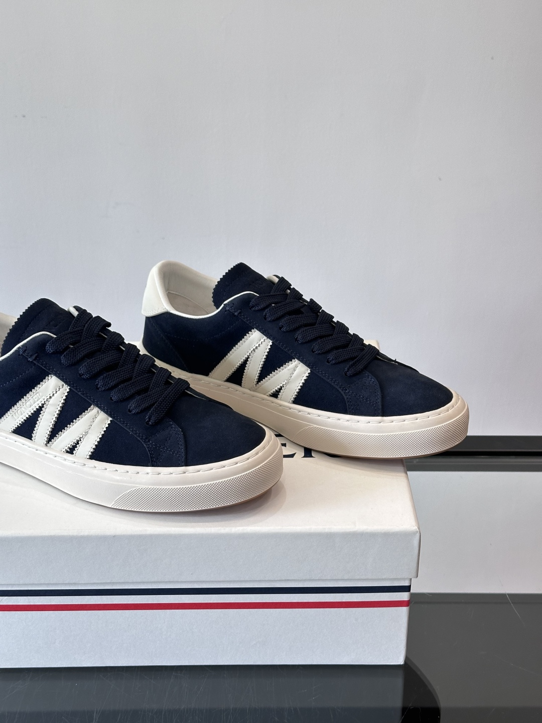 Moncler经典男士休闲鞋，皮革+多色条纹，简约又有辨识度！鞋侧Moncler标志，低调奢华子。橡胶鞋