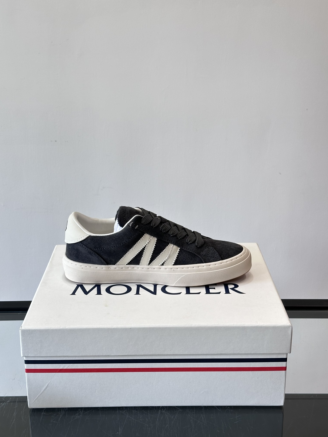 Moncler经典男士休闲鞋，皮革+多色条纹，简约又有辨识度！鞋侧Moncler标志，低调奢华子。橡胶鞋