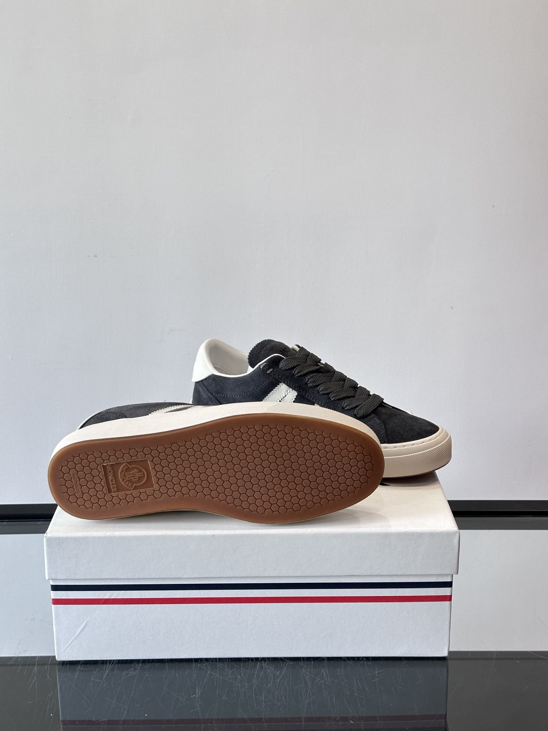 Moncler经典男士休闲鞋，皮革+多色条纹，简约又有辨识度！鞋侧Moncler标志，低调奢华子。橡胶鞋