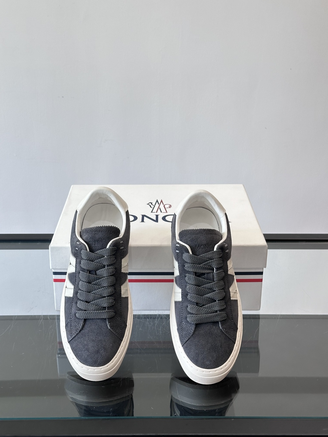 Moncler经典男士休闲鞋，皮革+多色条纹，简约又有辨识度！鞋侧Moncler标志，低调奢华子。橡胶鞋