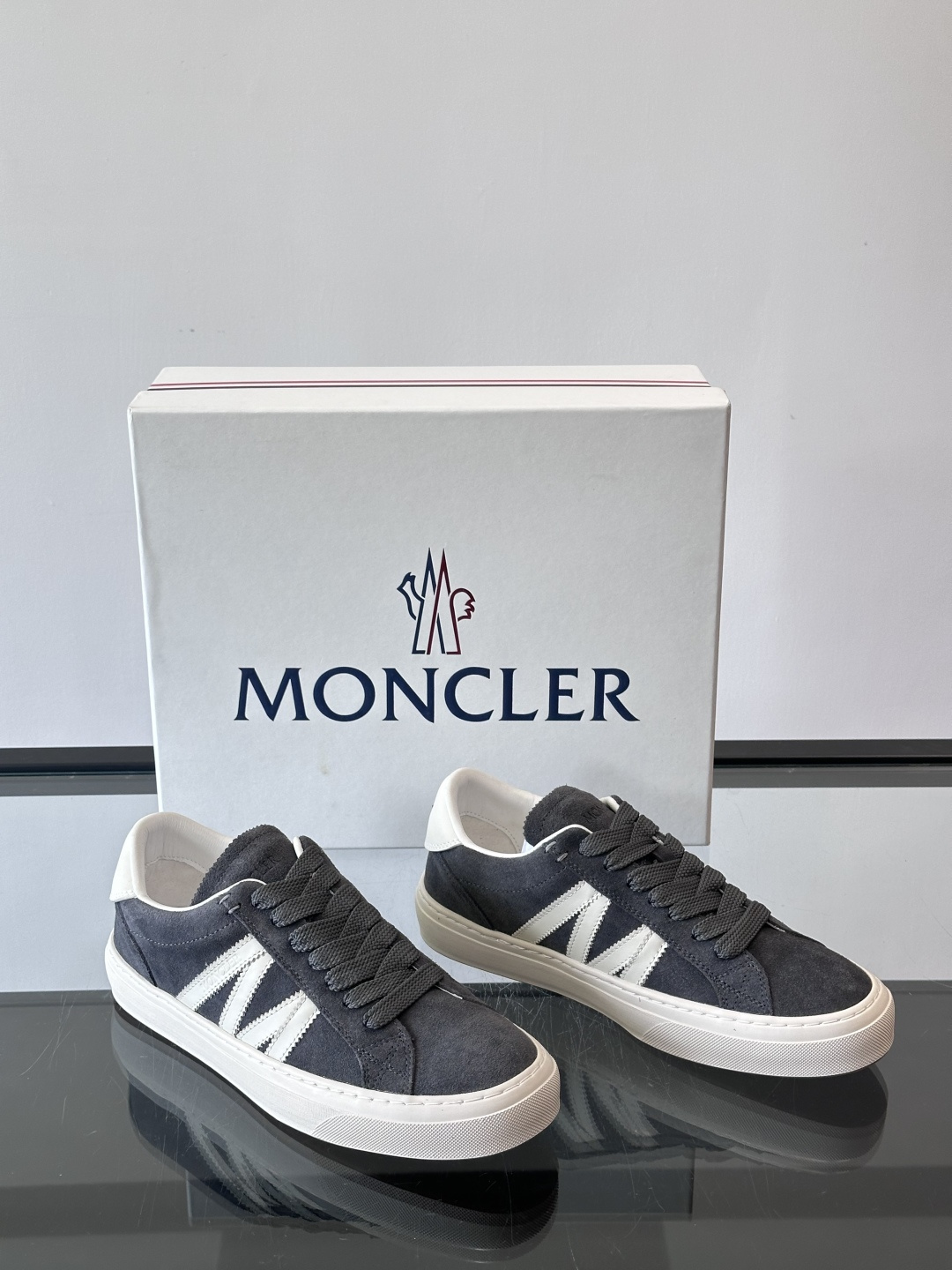 Moncler经典男士休闲鞋，皮革+多色条纹，简约又有辨识度！鞋侧Moncler标志，低调奢华子。橡胶鞋