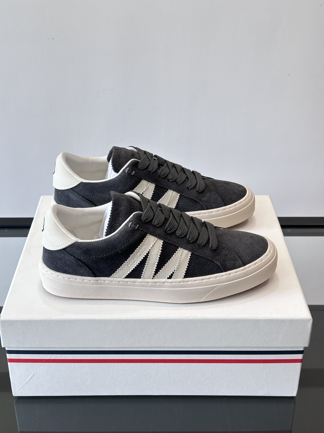 Moncler经典男士休闲鞋，皮革+多色条纹，简约又有辨识度！鞋侧Moncler标志，低调奢华子。橡胶鞋