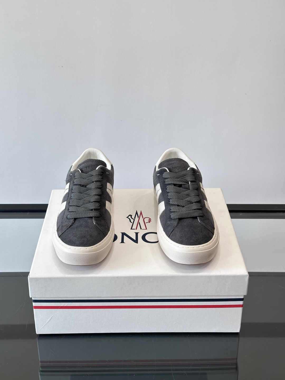 Moncler经典男士休闲鞋，皮革+多色条纹，简约又有辨识度！鞋侧Moncler标志，低调奢华子。橡胶鞋