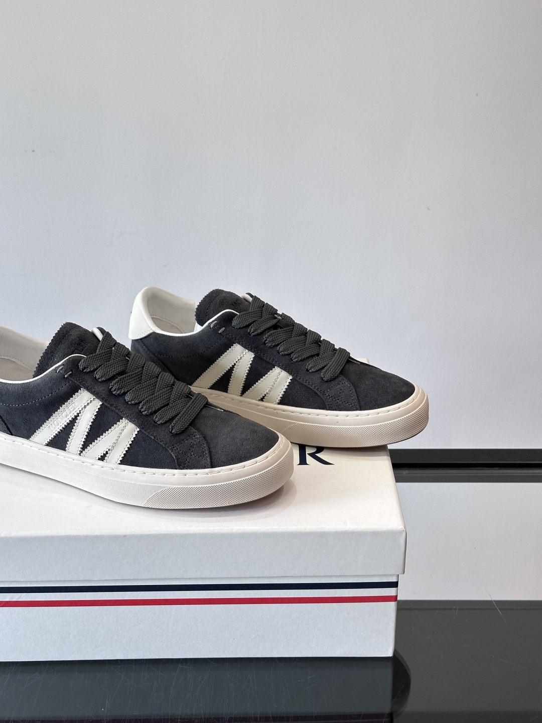 Moncler经典男士休闲鞋，皮革+多色条纹，简约又有辨识度！鞋侧Moncler标志，低调奢华子。橡胶鞋