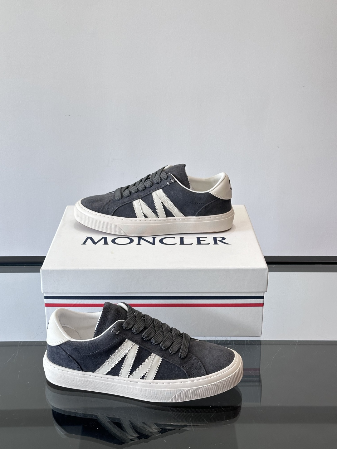 Moncler经典男士休闲鞋，皮革+多色条纹，简约又有辨识度！鞋侧Moncler标志，低调奢华子。橡胶鞋