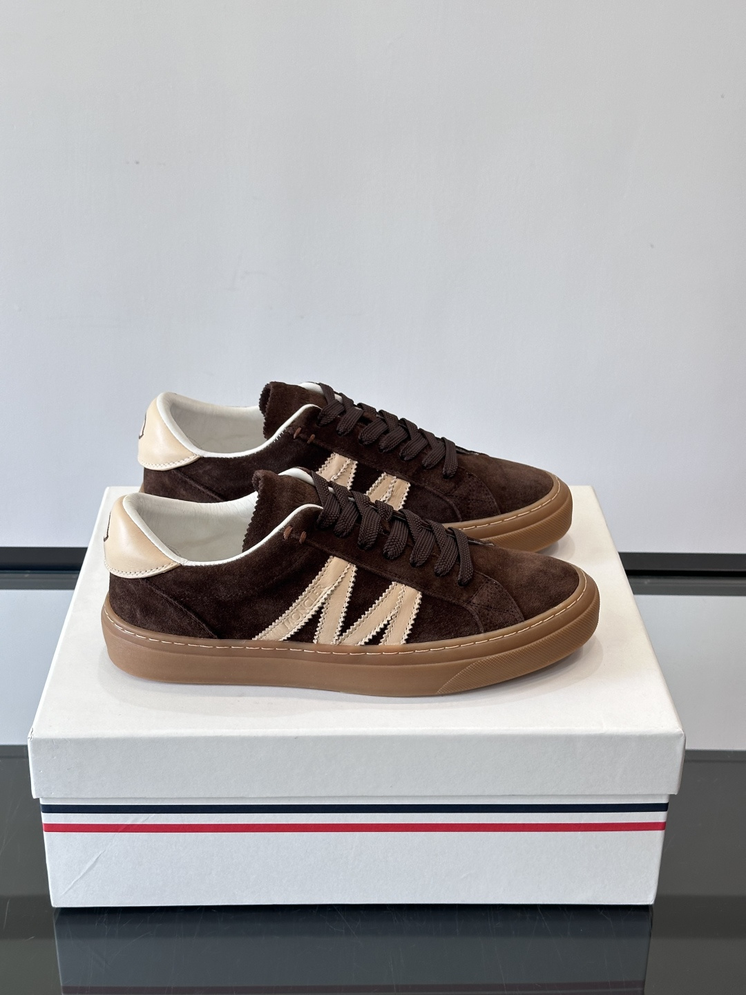 Moncler经典男士休闲鞋，皮革+多色条纹，简约又有辨识度！鞋侧Moncler标志，低调奢华子。橡胶鞋