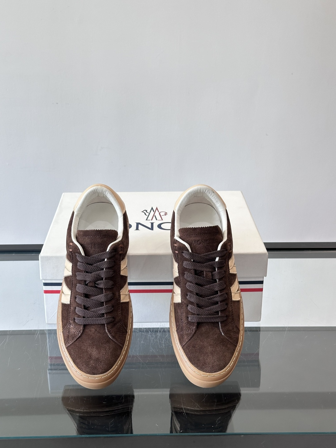 Moncler经典男士休闲鞋，皮革+多色条纹，简约又有辨识度！鞋侧Moncler标志，低调奢华子。橡胶鞋