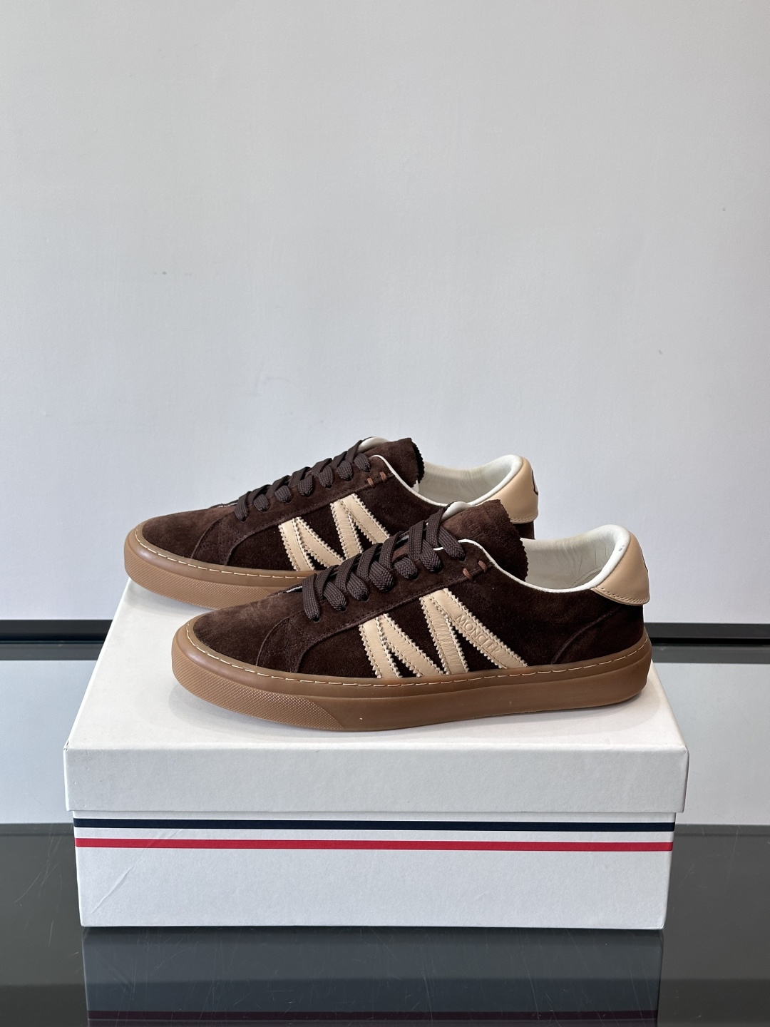 Moncler经典男士休闲鞋，皮革+多色条纹，简约又有辨识度！鞋侧Moncler标志，低调奢华子。橡胶鞋