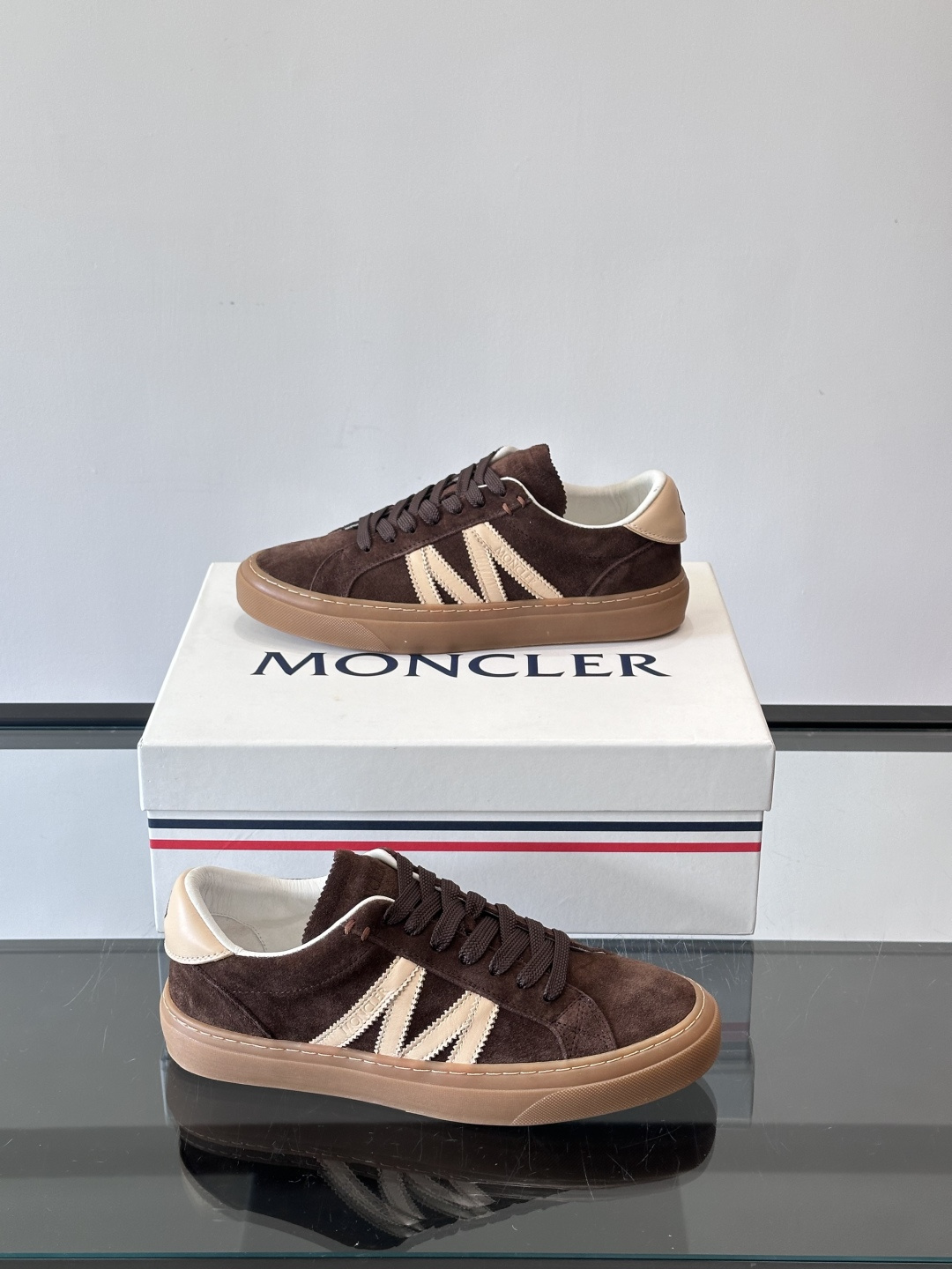 Moncler经典男士休闲鞋，皮革+多色条纹，简约又有辨识度！鞋侧Moncler标志，低调奢华子。橡胶鞋