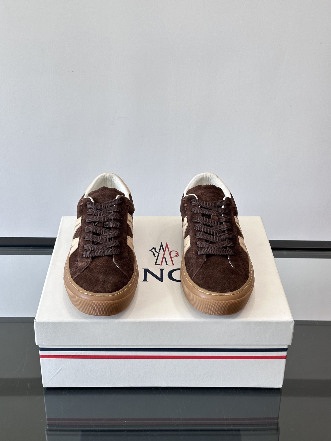 Moncler经典男士休闲鞋，皮革+多色条纹，简约又有辨识度！鞋侧Moncler标志，低调奢华子。橡胶鞋