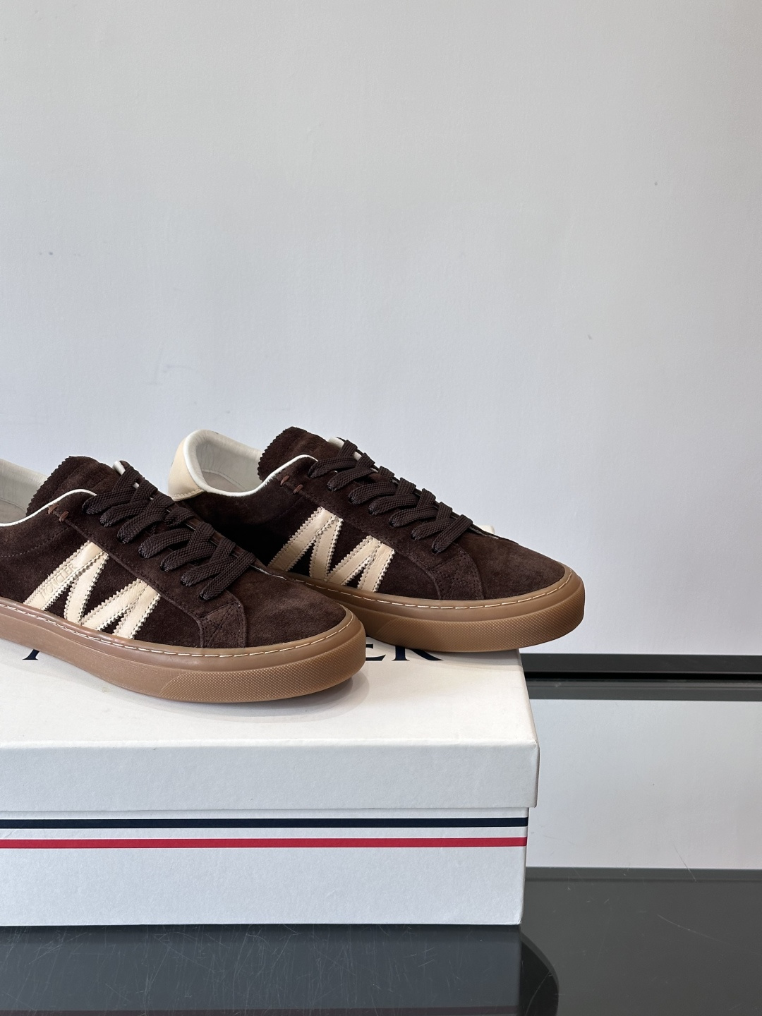 Moncler经典男士休闲鞋，皮革+多色条纹，简约又有辨识度！鞋侧Moncler标志，低调奢华子。橡胶鞋