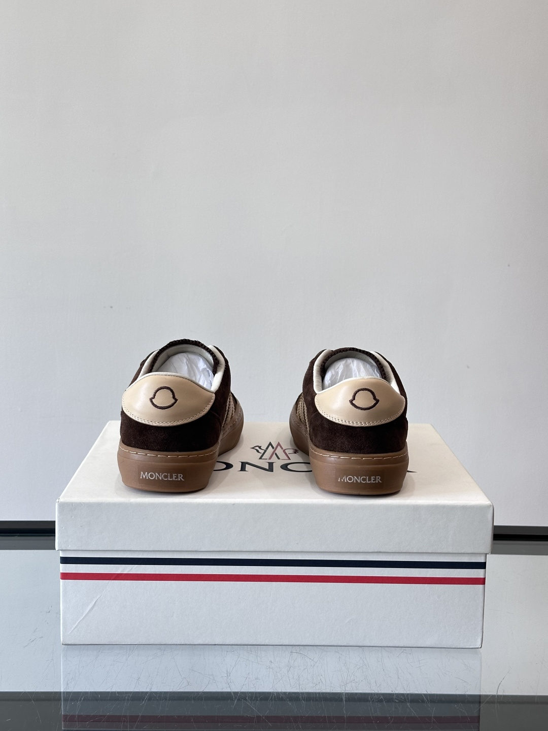Moncler经典男士休闲鞋，皮革+多色条纹，简约又有辨识度！鞋侧Moncler标志，低调奢华子。橡胶鞋