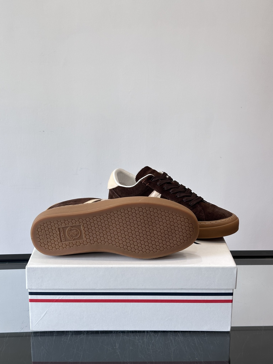 Moncler经典男士休闲鞋，皮革+多色条纹，简约又有辨识度！鞋侧Moncler标志，低调奢华子。橡胶鞋