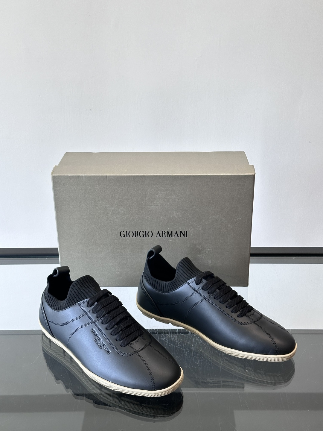Giorgio Armani男士休闲运动鞋，选用优质牛皮＋针织拼接，简约优雅又实用。橡胶鞋底防滑耐磨，适