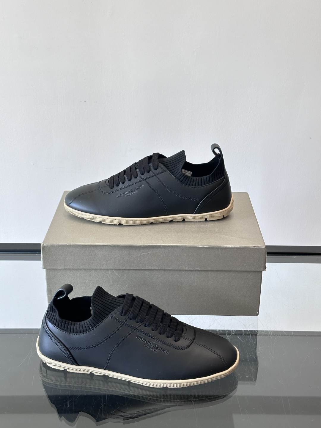 Giorgio Armani男士休闲运动鞋，选用优质牛皮＋针织拼接，简约优雅又实用。橡胶鞋底防滑耐磨，适